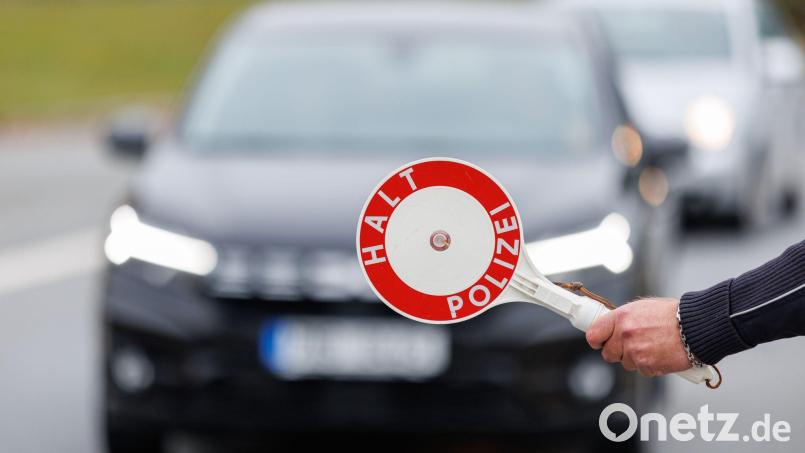 Beamte der Polizeiinspektion Tirschenreuth kontrollieren am Freitag einen Autofahrer. Symbolbild: Daniel Karmann/dpa