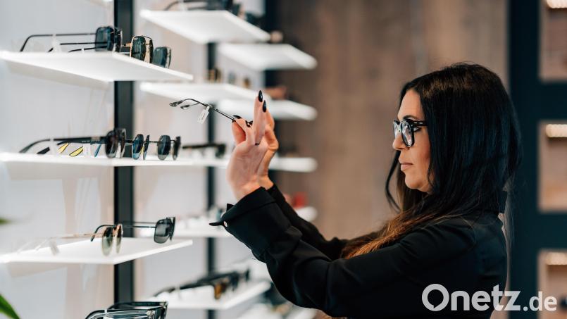 Von Leidenschaft und Berufung spricht Stefanie Dittrich, wenn sie über ihre Arbeit als Augenoptikerin erzählt. Anfang August hat sie ihr 25. Arbeitsjubiläum bei der Firma Wolfsegger gefeiert. Bild: Dominik Garban/exb