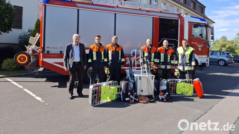 Die Feuerwehren Schönficht, Wildenau und Plößberg erhielten weitere Ausstattung für den Kampf gegen Wald- und Flächenbrände für insgesamt 9160 Euro. Im Bild (von links) Bürgermeister Lothar Müller mit den Kommandanten der Wehren Schönficht, Plößberg und Wildenau. Bild: Gemeinde Plößberg/exb
