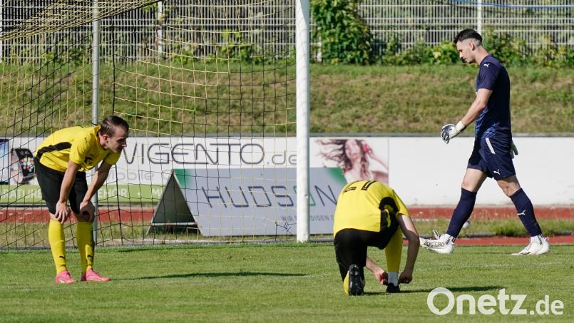 Frust beim FC Amberg: Paul Götz (links) und Torwart Tim Schreiner (rechts) macht die Niederlage gegen Bad Kötzting zu schaffen.. Bild: ref