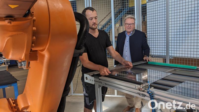 Seniorchef Josef Irlbacher hat sich aus dem Tagesgeschäft zurückgezogen. Dennoch wirft er gerne ein Blick in die Produktion, hier mit Vorarbeiter Christian Schäffer an einem im eigenen Haus entwickelten Bearbeitungsautomaten für Glaskeramikscheiben. Bild: eib