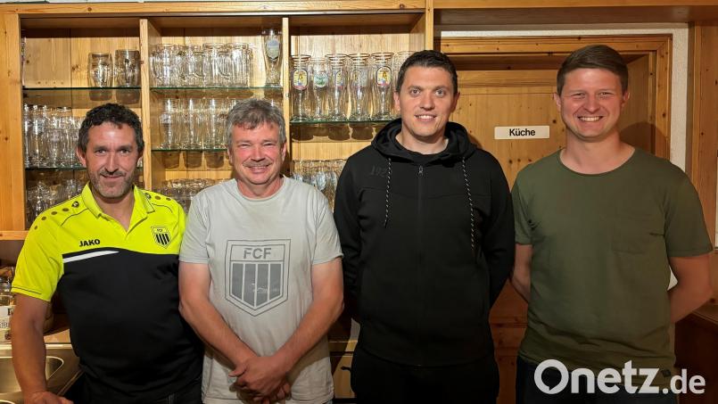 Jürgen Grundler (Zweiter von links) wird an seinem neuen Arbeitsplatz von Vertretern des FC Freihung willkommen geheißen (von links): Erster Vorsitzender Alfred Negel, Kassier Dominik Spies und Zweiter. Vorsitzender Philipp Leinhäupl. Bild: Patrick Horn/exb