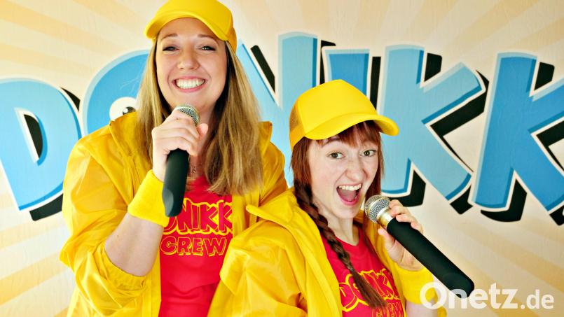Caro und Larissa von der Donikkl-Crew versprechen viel Spaß für Kinder ab drei Jahren bei der Party am 20. September im Schwarzenfelder Sportpark. Bild: Donikkl Crew/exb