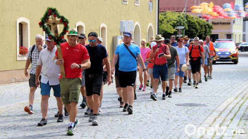 32 Fußwallfahrer machen sich von Schmidmühlen aus auf den Weg zum Habsberg. Bild: bjo