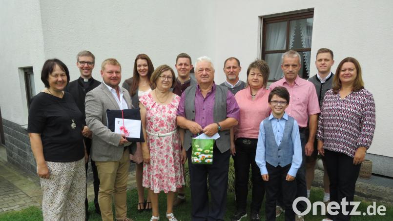 Ludwig Kindl (vorne,Mitte) feierte im Kreis seiner Familie und Gratulanten seinen 80. Geburtstag. Bild: adj