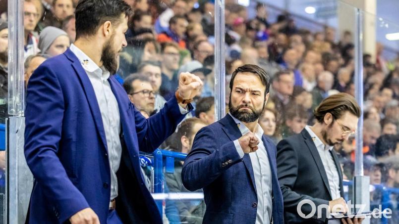 Das Verhalten der Trainer (Blue-Devils-Coach Sebastian Buchwieser in der Mitte) auf der Bank wird in der DEL2 zur neuen Saison strenger bewertet. Archivbild: Tobias Neubert