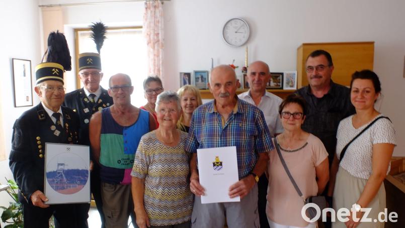 Justin Zeinz (Siebter von links) feiert 85. Geburtstag. Neben Ehefrau Anna (Fünfte von links) gratulieren auch Zweiter Bürgermeister Klaus Siegert (Achter von links) und viele Vereinsvertreter. Bild: jud