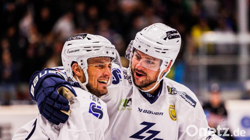 Da freut sich auch Teamkollege David Elsner (rechts) mit: Tomas Rubes hat einen deutschen Pass erhalten und zählt damit ab sofort nicht mehr zu den Importspielern bei den Blue Devils Weiden. Archivbild: Werner Moller
