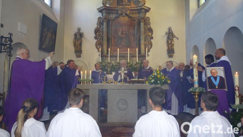 Zahlreiche Geistliche zelebrierten das Requiem für Pfarrer August Sparrer, in der Mitte der Hauptzelebrant Prälat Günther Mandl. Bild: apr