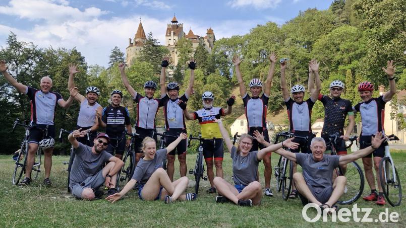 Mit dem Rennrad 1012 Kilometer von Polen nach Rumänien: Diese Herausforderung meisterten (von links) Markus Preisinger, Festus Gerhard Bauer, Georg Preisinger, Ronald Flieger, Lothar Müller, Peter Rauch, Karl Siller, Hubert Beinrucker, Christian Konz und Stephan Löw. Das Begleitteam stellten (sitzend, von links) Florian Helm, Marina Preisinger, Annika Müller und Klaus Müller. Bild: Müller/exb
