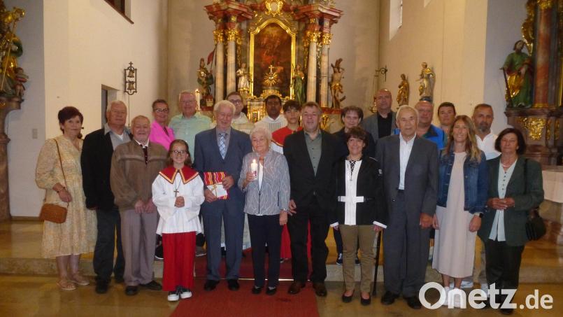 Das "diamantene" Ehepaar (vorne, Mitte) mit Sohn und Schwiegertochter, Geschwistern und Nahverwandten. Neupriester Matthias Merkl und Vikar Prince Kalarimuryil wünschten Gottes Segen für weitere gemeinsame Jahre., Bild: bk