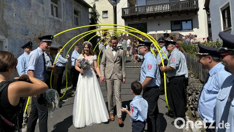 Nach ihrer Trauung durchschreiten Theresa und Johannes Appel ein langes Ehrenspalier. Bild: lei