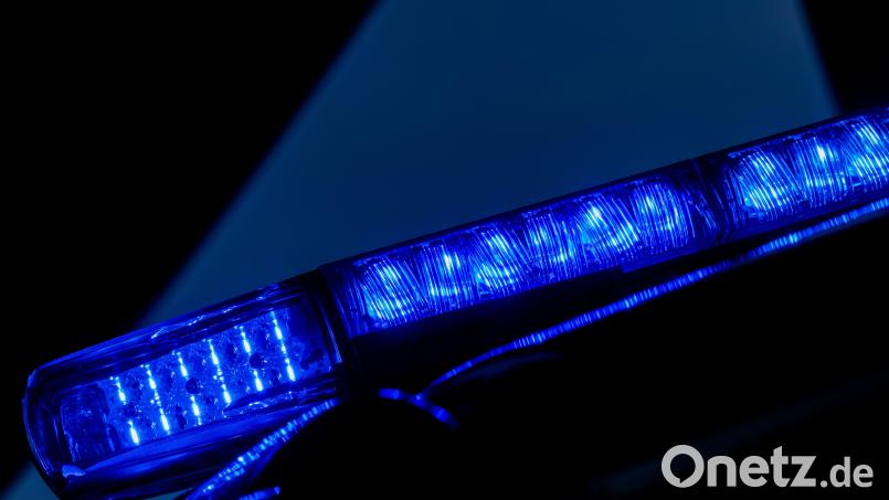 Eine Unfallflucht nach dem zu heftigen Kontakt eines Fahrzeugs mit einer Hausmauer beschäftigt die Polizei in Vohenstrauß. Symbolbild: Rolf Vennenbernd/dpa