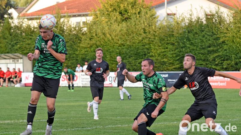 Tim Daubitzer vom ATSV Tirschenreuth (links) kommt im Strafraum des FC Tirschenreuth II zum Kopfball. Das Duell der beiden Stadtrivalen endete 2:2. Bild: Gebert