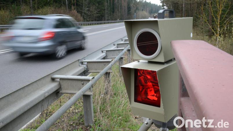 Die Verkehrspolizeiinspektion Amberg ertappte jede Menge Autofahrer, die auf der B 85 zu schnell unterwegs waren. Symbolbild: Petra Hartl