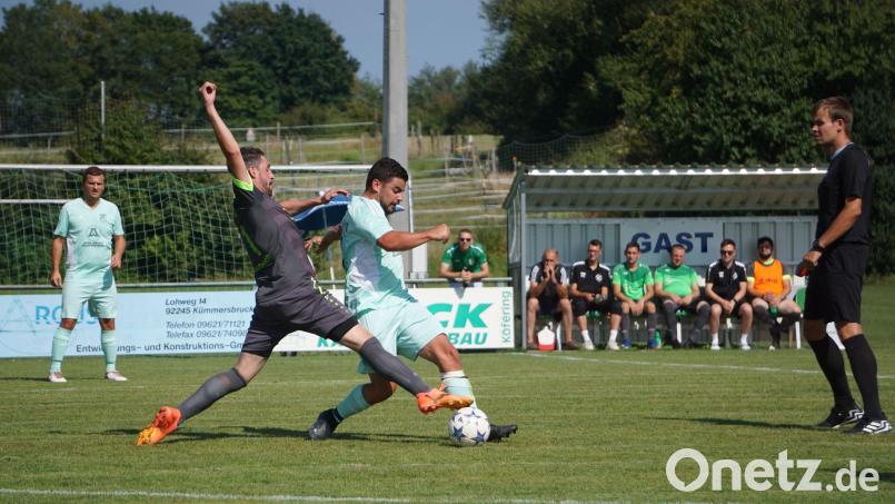 Torschütze Andre Koller (rechts) gewinnt den Zweikampf gegen seinen Kohlberger Gegenspieler, links beobachtet Marc Arbogast die Szene. Der SV Köfering gewann das Kellerduell der Kreisliga Süd mit 2:0 und gab die Rote Laterne an den SV Kohlberg ab. Bild: Anja Belmer