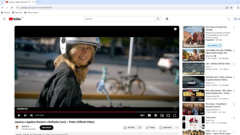 Julia Koller stammt aus Amberg, lebt mittlerweile aber auf Mallorca. Dort wurde sie spontan von den DJs Jaxomy und Agatino Romero für das offizielle Video des Sommerhits „Pedro“ gebucht. Screenshot: Youtube Jaxomy x Agatino Romero x Raffaella Carrà – Pedro (Official Video)