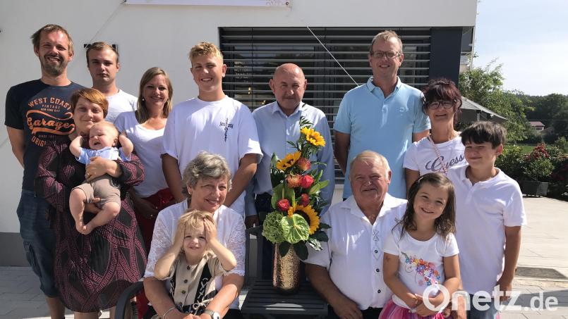 Kinder und Enkel und auch Zweiter Bürgermeister Georg Götz (Mitte) gratulieren dem Jubelpaar Agnes und Franz Braun (vorn) zur Goldenen Hochzeit. Bild: mma