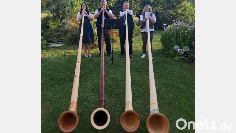 Silke und Adalbert Adam, Hans-Jürgen Hautmann und Mila Clericus (von links) beim Training: Sie beherrschen bereits das auf F gestimmte Instrument. Bild: gis