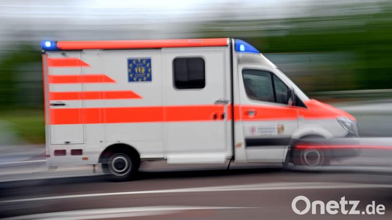 Rettungskräfte brachten in Neumarkt einen schwer verletzten Betonbauer in ein Klinikum. Dem 43-jährigen Bauarbeiter ist ein Betonteil auf den Fuß gefallen. Symbolbild: Hendrik Schmidt /dpa