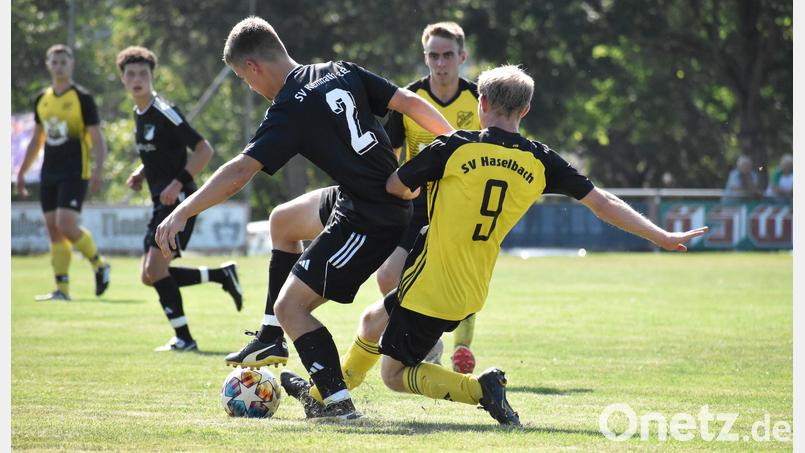 Ein Duell zweier Aufsteiger: Haselbach (gelbe Trikots) und Kemnath trafen am Wochenende in der Kreisliga West aufeinander. Bild: Sabrina Dietrich