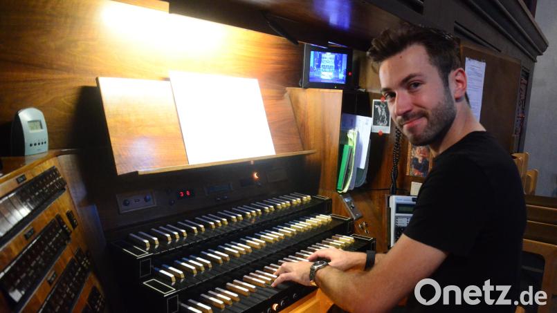 Lars Amann an der Eisenbarth-Orgel. Bild: Kunz