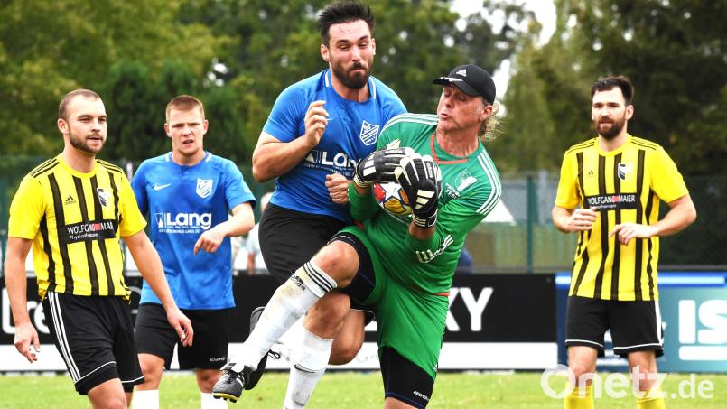 Der Neustädter Torhüter fängt den Ball vor einem Altenstädter Angreifer sicher. Bild: Büttner