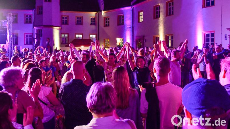 Obwohl an diesem Tag, dem 5. Juli, die deutsche Nationalmannschaft bei der EM gegen Spanien im Viertelfinale ausschied: Im Sulzbacher Schlosshof gelang es &quot;Pam Pam Ida&quot; dennoch, die Konzertbesucher zum Mittanzen zu animieren. Der Auftritt stand unter dem Motto &quot;Koa Moang&quot; (Kein Morgen). Archivbild: Petra Hartl