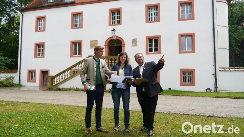 Im September findet auf Schloss Wolframshof die Bio-Meile statt. Zu einer Lagebesprechung trafen sich Bürgermeister Hans Walter, Projektmanagerin Elisabeth Waldeck mit Schlossherr Maximilian von Grundherr (von rechts). Bild: kaz