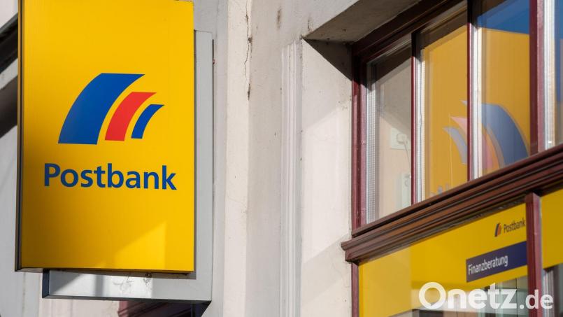 Die Deutsche Bank dünnt das Filialnetz ihrer Tochter Postbank deutlich aus. Auch Amberg ist von einer Filialschließung betroffen. Symbolbild: Monika Skolimowska/dpa