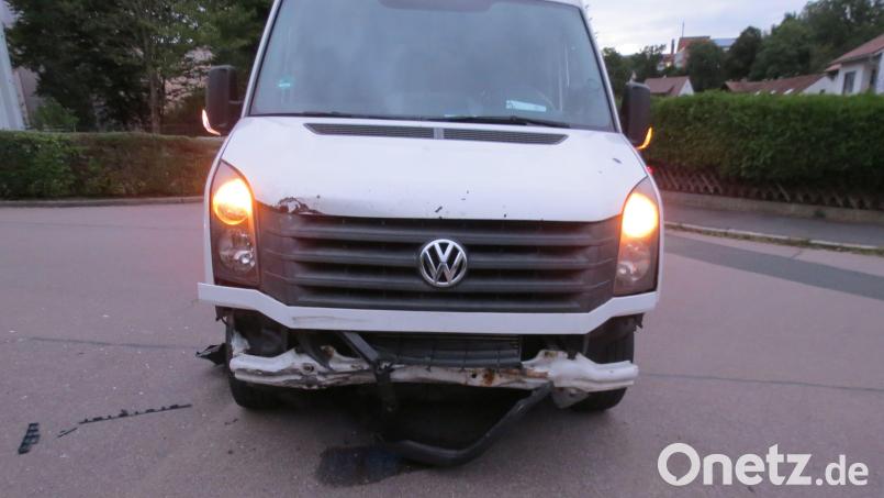 Der VW-Crafter war nach dem Unfall nicht mehr fahrbereit; die Zustellung der geladenen Pakete verzögerte sich. Bild: Polizei Sulzbach-Rosenberg