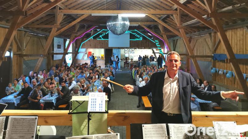 Der Teunzer Bürgermeister Norbert Eckl feiert seinen 60. Geburtstag mit Blasmusik und rund 200 Gästen im Feststodl in Fuchsberg. Bild: Portner