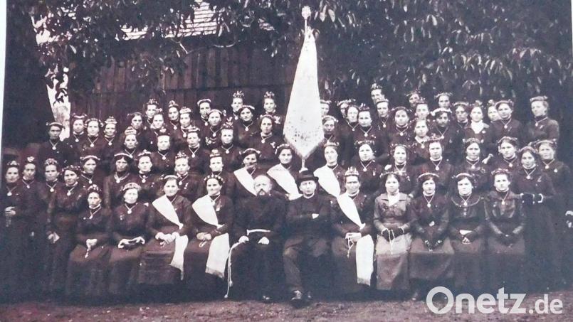 Fahnenweihe der Marianischen Jungfrauenkongregation am 8. September 1918. 65 Jungfrauen in Festkleidung stellten sich stolz dem Fotografen. Vorne in der Mitte Pfarrer Franz Seraph Perlinger (mit Hut). Die Vereinsfahne war ein Symbol der Gemeinschaft, das alle Feste und Feiern des Ortes und der Pfarrgemeinde begleitete. Es war aber auch die Fahne, mit der Vereinsmitglieder in Trauer und Anteilnahme Verstorbener das letzte Geleit gaben. Bild: Archiv Werner Veigl/exb