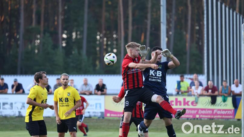 Stürmer Johannes Rodler (Zweiter von rechts) vom SC Luhe-Wildenau im Luftzweikampf mit Tim Schreiner, dem Keeper des FC Amberg. Bild: Dieter Jäschke