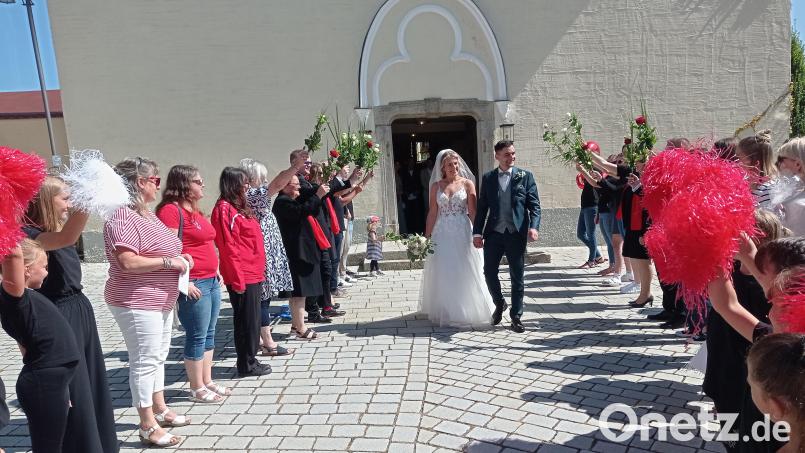 Julia Friedrich und Maximilian Berek durchschritten nach dem Gottesdienst ein langes Spalier. Bild: fpoz