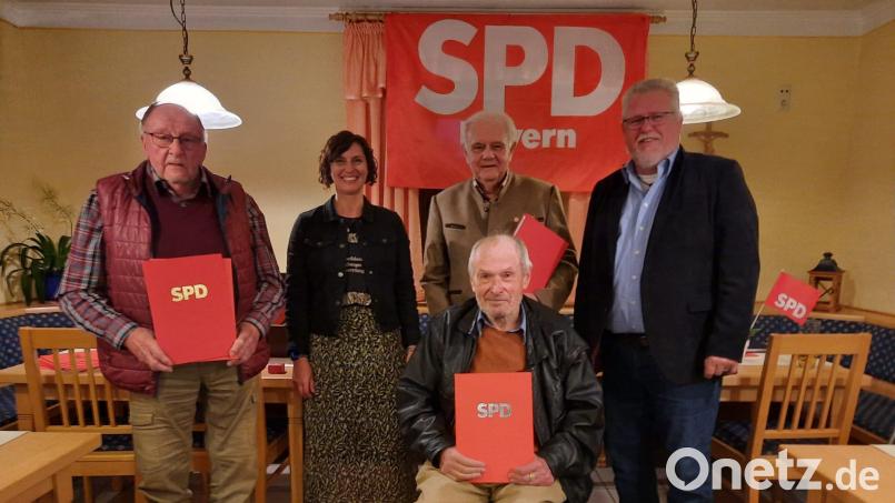 Die Geehrten (von links) Helmut Hart, Katrin Hüttner, Roland Pfefferlein, Hans Dieter-Dietl und (sitzend) Norbert Hagen. Bild: Jörn Schedl/exb