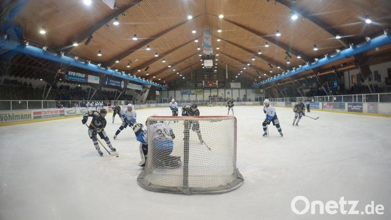 Eishockey ist in der Amberger Eishalle aktuell nicht möglich, da eine neue Kühlanlage eingebaut wird. Für den ERSC Amberg heißt dies, sich nach Trainingsmöglichkeiten in anderen Eisstadien umzusehen. Archivbild: Andreas Brückmann