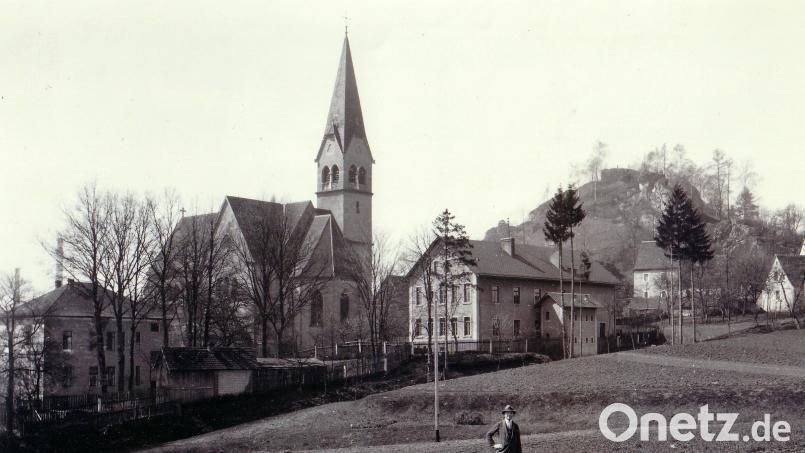 Dieses Bild mit der Herz-Jesu-Kirche im Mittelpunkt entstand vor 1928. Auf dem Schlossberg ist noch der Burgstumpf zu erkennen, über dem dann das Ehrenmal für die Gefallenen des Ersten Weltkriegs errichtet wurde. Bild: Archiv Royer