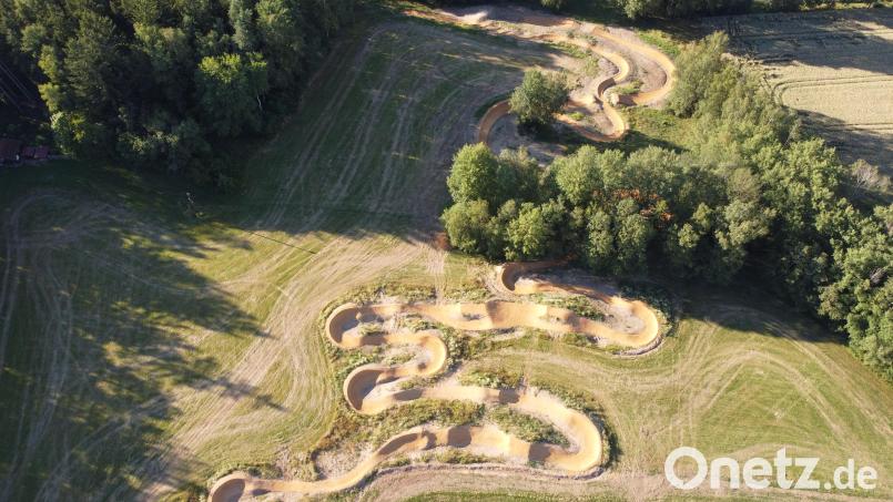 Auf dem Gelände des Turnvereins Waldsassen ist unterhalb des Skihangs, wo im Winter bei entsprechender Schneelage Skikurse gehalten werden, ein &quot;Flow-Trail&quot; für Mountainbiker errichtet worden. Dazu wurde die bestehende Fourcross-Strecke umgestaltet. Bild: Jakob Siller/exb