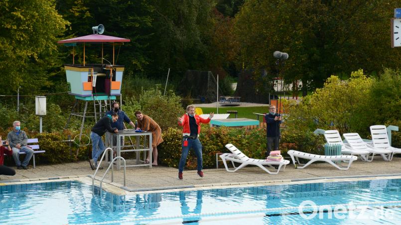Regisseur Marcus H. Rosenmüller (Mitte) überträgt bei den Filmaufnahmen im Freibad Pleystein seine Begeisterung auf die Komparsen. Diesen Donnerstag, 29. August, läuft die Komödie zum ersten Mal im Free-TV. Archivbild: bey