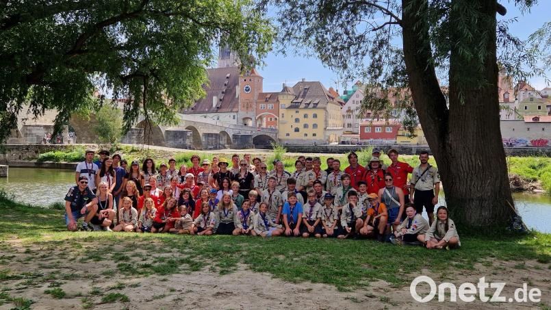 Die Jahninsel mit der Steinernen Brücke und der Regensburger Altstadt im Hintergrund bildete die Kulisse für das Gruppenfoto der Sulzbacher und der französischen Pfadfinder (rote Kluft) aus Chantilly während einer Stadtrallye. Bild: Tobias Gräf