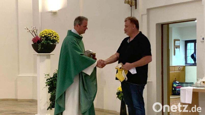 Pfarrgemeinderatssprecher Josef Kleber überreicht Pater Thom zur offiziellen Begrüßung Brot und Wein. Bild: Ramona Mensch