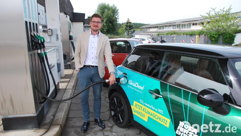 Stefan Plöchinger macht es an seiner Tankstelle in Kümmersbruck vor: Mit dem Klima-Diesel schützt man die Umwelt. Bild: gsp