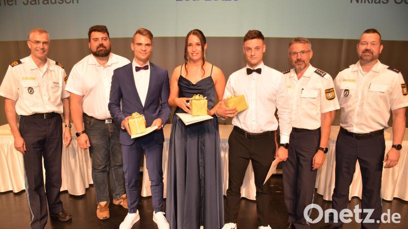 Die Seminarbesten Lea Lotze, Christopher Jarausch und Niklas Schellhaus werden hier eingerahmt von Polizeipräsident Michael Dibowski, Bürgermeister Stefan Frank, dem Leiter des 74. Ausbildungsseminars, Kurt Guggenberger, und stellvertretendem Abteilungsleiter Kevin Klier. Bild: Gerd Schrödel