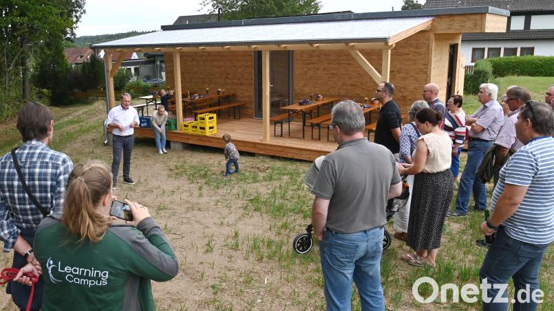 Je 30 Quadratmeter Fläche umfassen Innenraum und überdachte Terrasse der Schutzhütte des neuen Waldkindergartens. Nach Aussagen von Bürgermeister Hermann Böhm (links) ist die Anlage in Rekordzeit geplant, genehmigt und fertiggestellt worden. Bild: gf