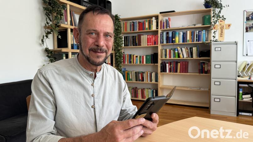 Pfarrer Klaus Wening mit seinem Handy. Er weiß jetzt, wie heimtückisch sogenannte Enkeltrick-Anrufe wirklich sind. Bild: Matthias Bäumler