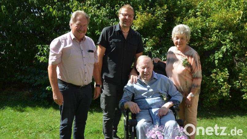 Herma und Hermann Laumer feierten am Dienstag Diamantene Hochzeit. Zum 60. Ehejubiläum gratulierten unter anderem Sohn Markus (Zweiter von links) und Zweiter Bürgermeister Johann Brandl (links). Bild: jr