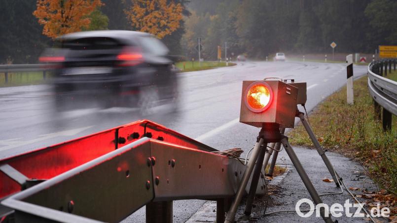 Eine Geschwindigkeitskontrolle nahm die Verkehrspolizei Amberg bei Schmidmühlen vor. Symbolbild: David-Wolfgang Ebener/dpa