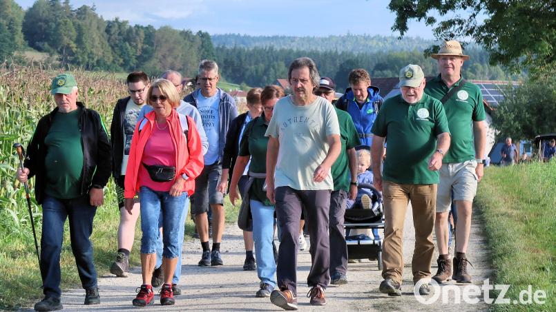Der Bierwandertag beim Friedenfelser Herbstfest lockt alljährlich Tausende von Besuchern an, darunter auch zahlreiche Wandervereine. Der Bierwandertag 2023 führte die Teilnehmer (Bild) vom Ortsrand hinauf nach Altenreuth zum Ortsteil Bärnhöhe der Gemeinde Friedenfels. Archivbild: bsc