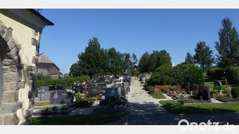 Der Gemeinderat Weiding verabschiedet eine neue Friedhofssatzung mit Gebührenanpassung. Bild: mmj